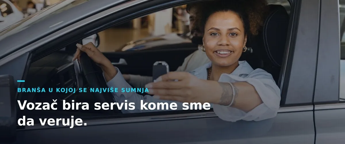 Zadovoljna mušterija sa ključem automobila uz poruku da vozač bira servis kome sme da veruje
