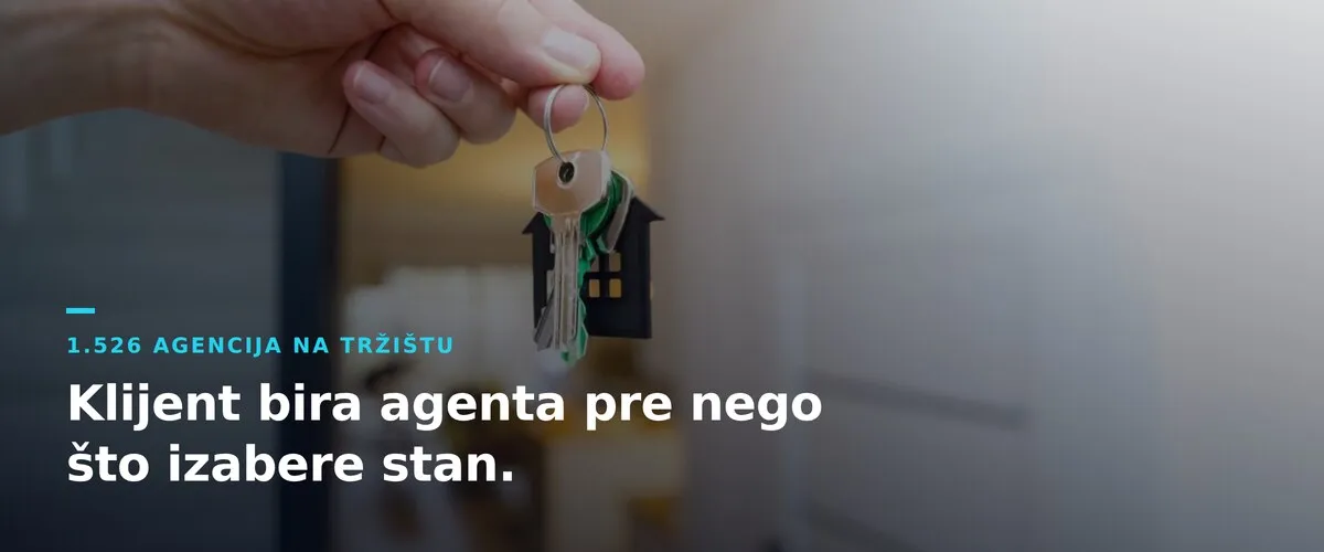 Ključevi stana u ruci uz poruku da klijent bira agenta pre nego što izabere stan