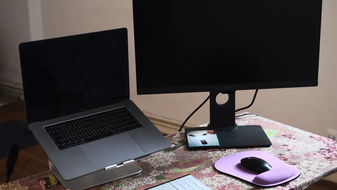 Radno okruženje sa laptopom i desktop monitorom na kojem je otvoren pretraživač