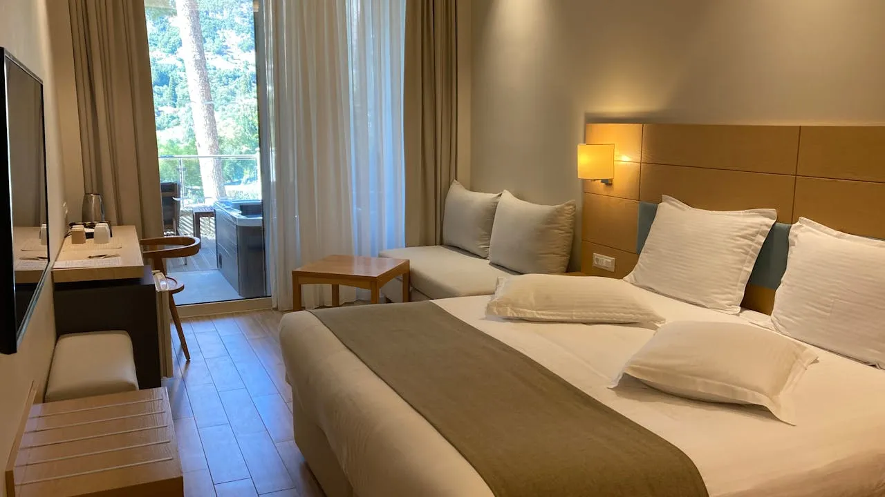 Svetla, uredna hotelska soba sa pogledom na balkon